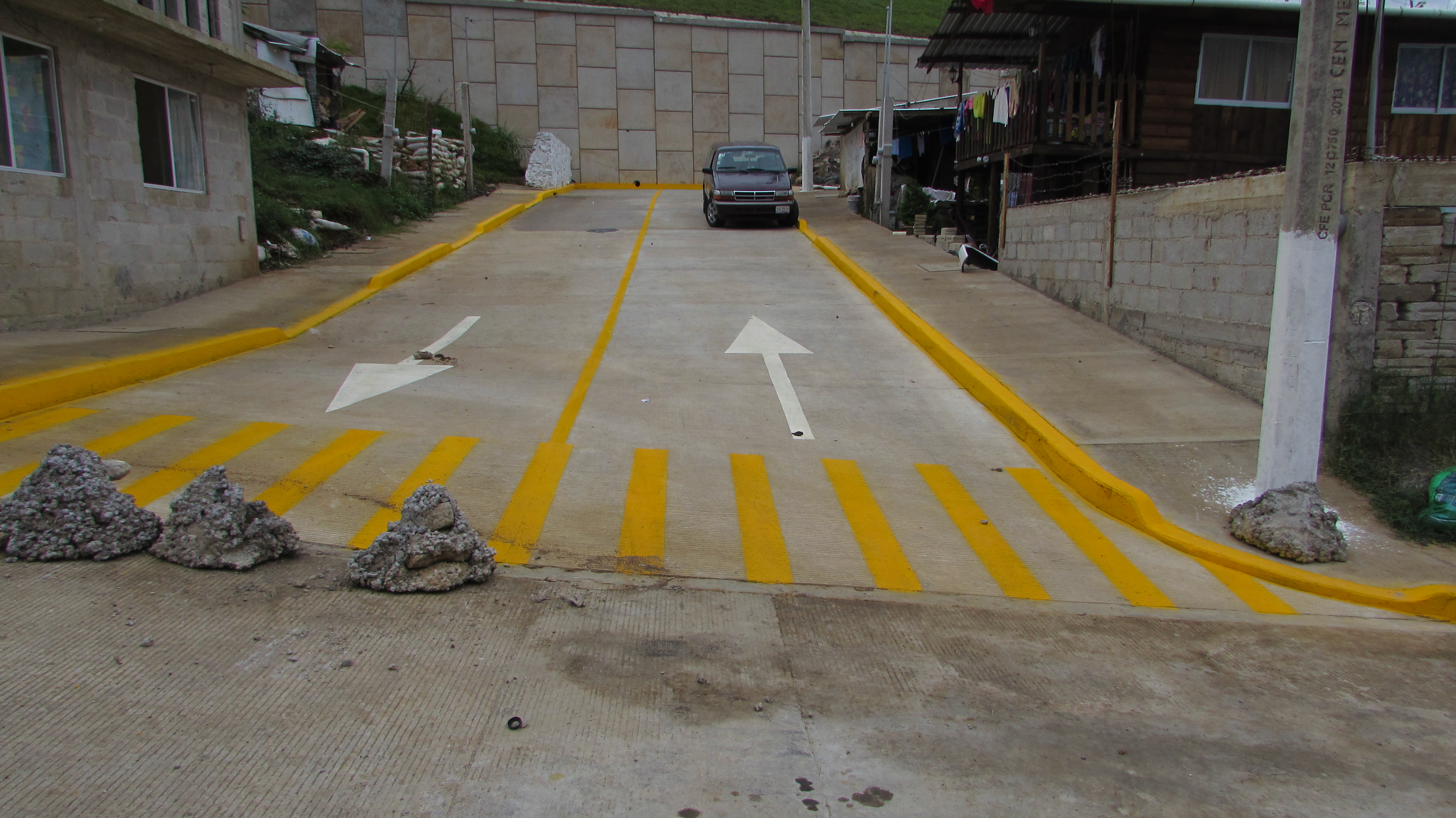 SUMINISTRO Y APLICACION DE PINTURA TRAFICRETO-S AMARILLO-204 O SIMILAR EN CALIDAD Y PRECIO PARA TRAFICO EN RAYA SEPARADORA DE SENTIDOS DE CIRCULACION M-1.1 CONTINUA SENCILLA DE 10 CMS DE ANCHO.	